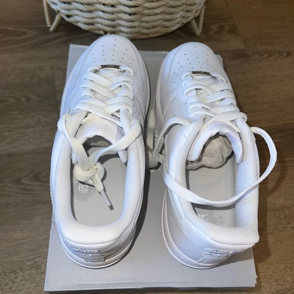 NEW Nike Air Force 1 ’07 – Women’s 7.5 — Men’s Size 6 – All White – Box Included - Picture 4 of 10